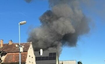 FOTO: Požiar v Dubnici nad Váhom zachvátil stolársku dielnu 