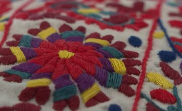 FOTO: Adama inšpiruje pri výrobe a zbieraní krojov Považie 