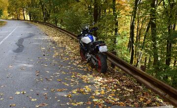 FOTO: Motocyklista pri Zliechove spadol do hlbokej rokliny, zázrakom vyviazol len s ľahkými zraneniami