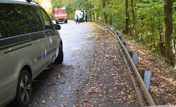 FOTO: Motocyklista pri Zliechove spadol do hlbokej rokliny, zázrakom vyviazol len s ľahkými zraneniami