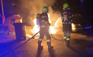 FOTO: Plamene v Prievidzi ohrozili zaparkované autá, zasahovali hasiči