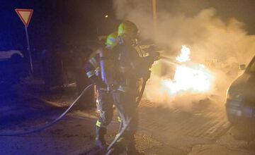 FOTO: Plamene v Prievidzi ohrozili zaparkované autá, zasahovali hasiči