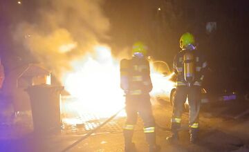 FOTO: Plamene v Prievidzi ohrozili zaparkované autá, zasahovali hasiči