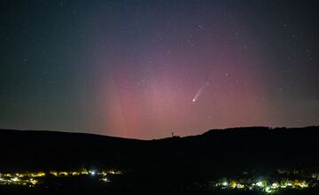 FOTO: Fotograf zo Starej Turej zachytil kométu Lemmon aj polárnu žiaru nad Veľkou Javorinou, pozrite na tie zábery