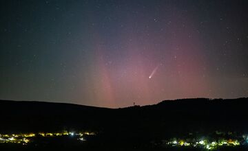 FOTO: Fotograf zo Starej Turej zachytil kométu Lemmon aj polárnu žiaru nad Veľkou Javorinou, pozrite na tie zábery