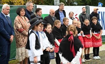 FOTO: Základná škola v Klátovej Novej Vsi nestíha, obec stavia nový pavilón pre viac žiakov