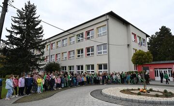 FOTO: Základná škola v Klátovej Novej Vsi nestíha, obec stavia nový pavilón pre viac žiakov