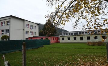 FOTO: Základná škola v Klátovej Novej Vsi nestíha, obec stavia nový pavilón pre viac žiakov