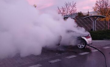 FOTO: Na D1 pri Beluši horelo auto. Vodič v poslednej chvíli odbočil na parkovisko, potom sa z vozidla začalo dymiť