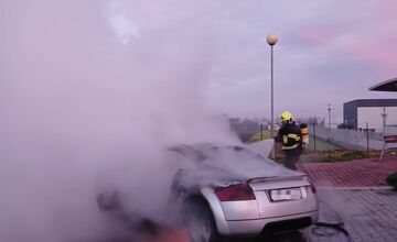 FOTO: Na D1 pri Beluši horelo auto. Vodič v poslednej chvíli odbočil na parkovisko, potom sa z vozidla začalo dymiť