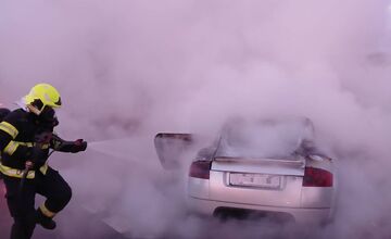 FOTO: Na D1 pri Beluši horelo auto. Vodič v poslednej chvíli odbočil na parkovisko, potom sa z vozidla začalo dymiť