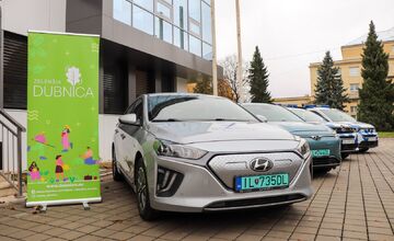 FOTO: Zelenšia Dubnica: mesto začne hospodáriť s dažďovou vodou a zapojí AI