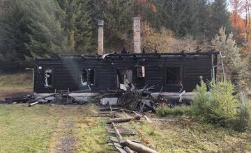 FOTO: Tragická noc v Hornej Marikovej, požiar zničil hájenku určenú pre školy v prírode