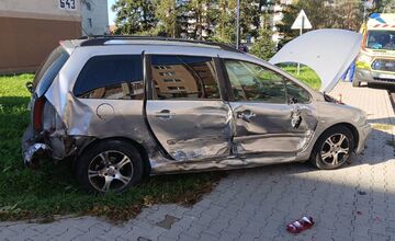 FOTO: Pri dopravnej nehode troch áut na križovatke Nádražná – Družstevná v Partizánskom zasahovali hasiči