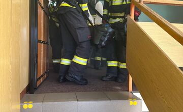 FOTO: V Prievidzi horel internát. Hasiči z Trenčianskeho kraja preverili pripravenosť na veľký požiar