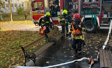 FOTO: V Prievidzi horel internát. Hasiči z Trenčianskeho kraja preverili pripravenosť na veľký požiar