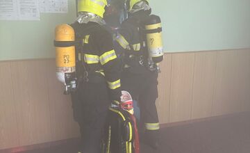 FOTO: V Prievidzi horel internát. Hasiči z Trenčianskeho kraja preverili pripravenosť na veľký požiar