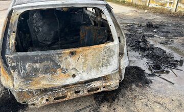 FOTO: Pri Bánovciach nad Bebravou niekto prevrátil a zapálil auto. Majitelia hľadajú svedkov incidenti