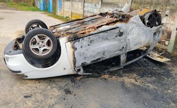 FOTO: Pri Bánovciach nad Bebravou niekto prevrátil a zapálil auto. Majitelia hľadajú svedkov incidenti