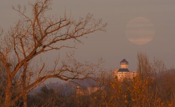 FOTO: Wow, takto svietil mesiac nad Trenčínom! Superspln roka priniesol magickú noc, pozrite na tie zábery