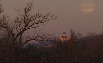 FOTO: Wow, takto svietil mesiac nad Trenčínom! Superspln roka priniesol magickú noc, pozrite na tie zábery