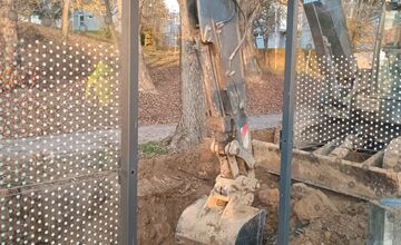 FOTO: Cestujúci, pozor! Prístrešok na Lavičkovej zastávke v Trenčíne nie je bezpečný a bude uzavretý