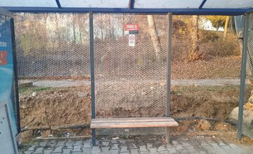 FOTO: Cestujúci, pozor! Prístrešok na Lavičkovej zastávke v Trenčíne nie je bezpečný a bude uzavretý