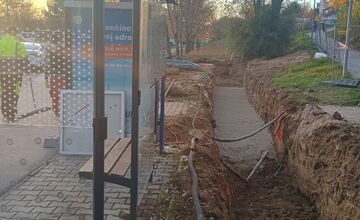 FOTO: Cestujúci, pozor! Prístrešok na Lavičkovej zastávke v Trenčíne nie je bezpečný a bude uzavretý