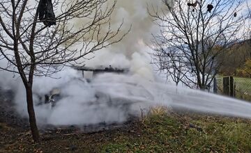 FOTO: V Trenčíne horela drevená chatka