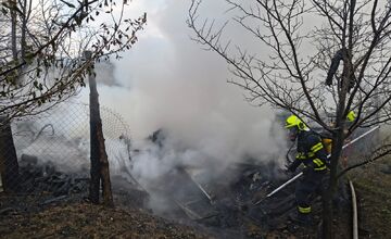 FOTO: V Trenčíne horela drevená chatka