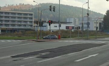 FOTO: Považskobystričania kritizujú opravu problémov križovatky v meste