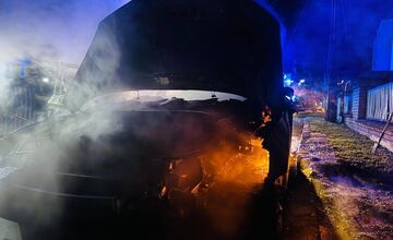 FOTO: Požiar zobudil obyvateľov Nitrianskeho Pravna, osobné auto zhorelo do tla