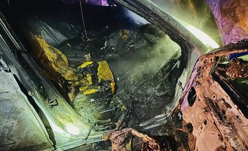 FOTO: Požiar zobudil obyvateľov Nitrianskeho Pravna, osobné auto zhorelo do tla