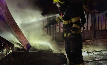 FOTO: Požiar zobudil obyvateľov Nitrianskeho Pravna, osobné auto zhorelo do tla