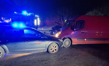 FOTO: V Bánovciach nad Bebravou sa zrazili dve autá a dodávka a zasahovali hasiči
