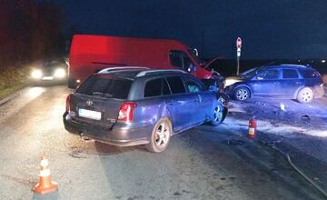 FOTO: V Bánovciach nad Bebravou sa zrazili dve autá a dodávka a zasahovali hasiči