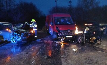 FOTO: V Bánovciach nad Bebravou sa zrazili dve autá a dodávka a zasahovali hasiči