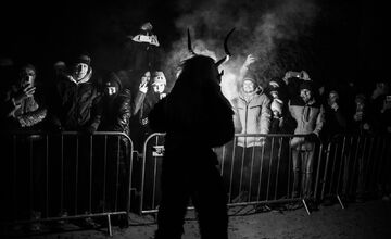 FOTO: Krampuslauf sa blíži sa lístky sa na trenčiansky hrad míňajú rekordnou rýchlosťou 