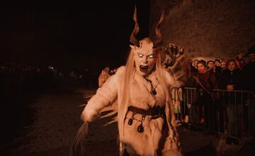 FOTO: Krampuslauf sa blíži sa lístky sa na trenčiansky hrad míňajú rekordnou rýchlosťou 