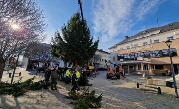 FOTO: Na myjavskom námestí začali osádzať vianočné stromčeky, advent odštartuje Mikuláš