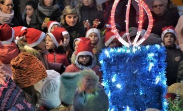 FOTO: Na myjavskom námestí začali osádzať vianočné stromčeky, advent odštartuje Mikuláš