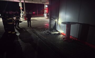 FOTO: V Novákoch horela čerpacia stanica, podpaľača dolapili pri ceste