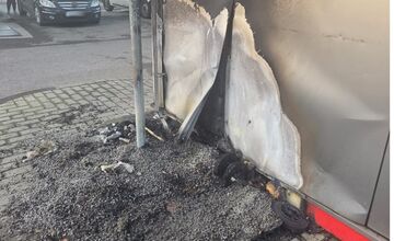 FOTO: V Novákoch horela čerpacia stanica, podpaľača dolapili pri ceste