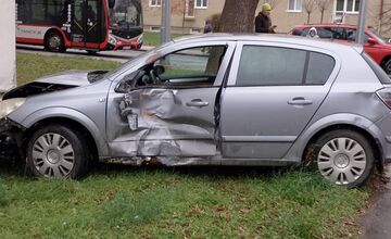 FOTO: Zrážka autobusu s osobným autom na Inoveckej ulici v Trenčíne