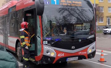 FOTO: Zrážka autobusu s osobným autom na Inoveckej ulici v Trenčíne