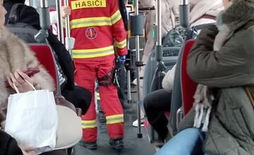 FOTO: Zrážka autobusu s osobným autom na Inoveckej ulici v Trenčíne