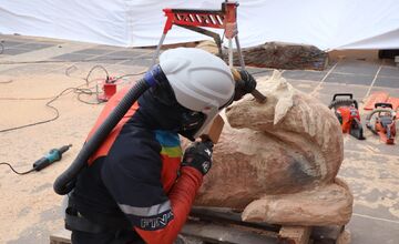 FOTO: V Dubnici vyrezávajú sochy z dreva, postavia unikátny betlehem 
