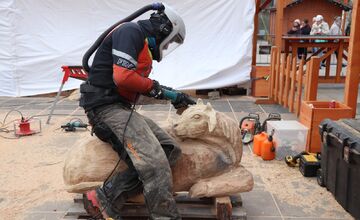 FOTO: V Dubnici vyrezávajú sochy z dreva, postavia unikátny betlehem 