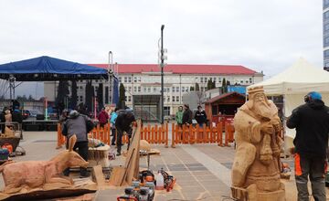 FOTO: V Dubnici vyrezávajú sochy z dreva, postavia unikátny betlehem 