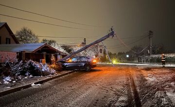FOTO: Auto v Kočovciach rozbilo stĺp elektrického vedenia, hasiči museli zasiahnuť špeciálnou technikou